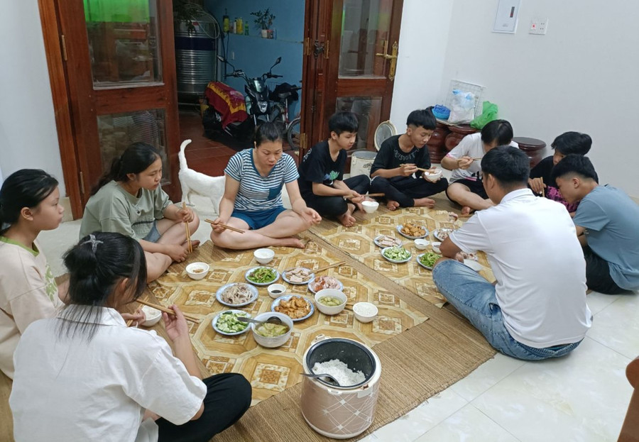 Bữa cơm của vợ chồng thầy Hưng và học trò. Ảnh: NVCC