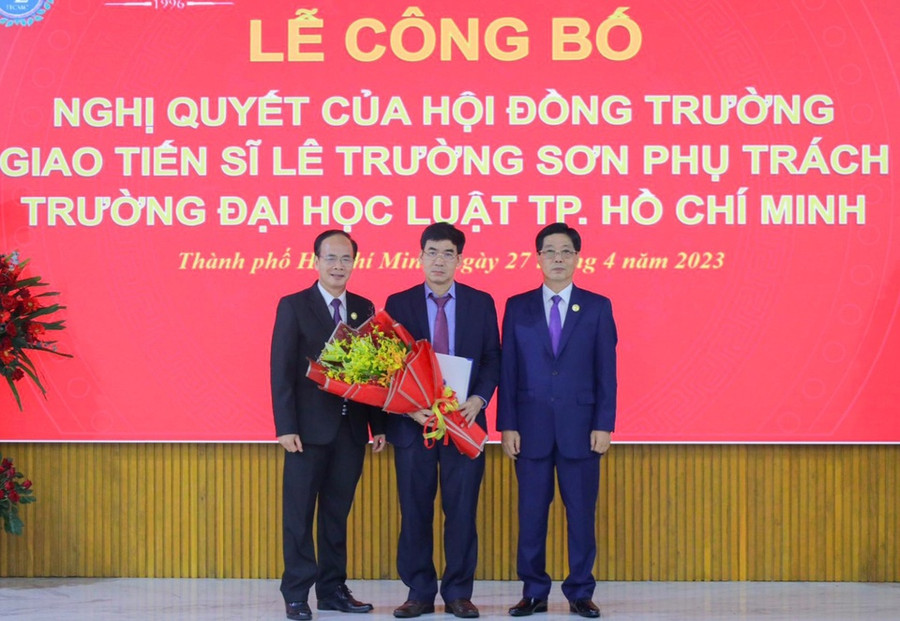 TS Lê Trường Sơn được Hội đồng trường Trường ĐH Luật TPHCM giao giữ vị trí Phó Hiệu trưởng phụ trách từ 27/4/2023.