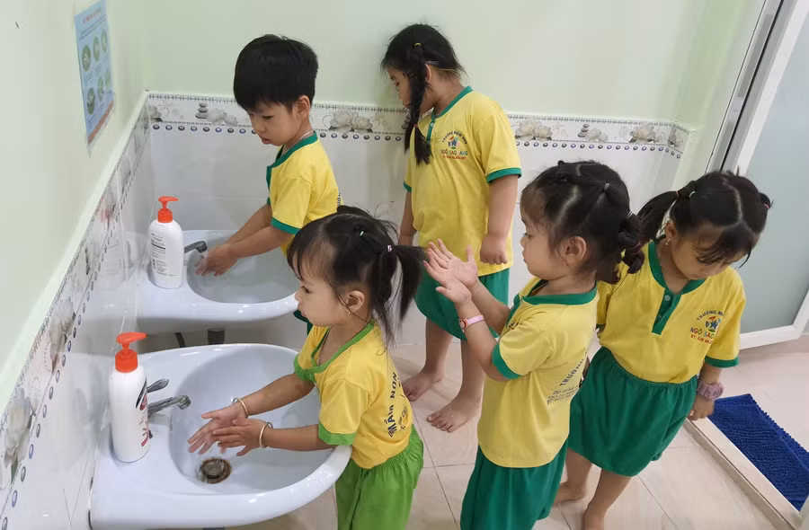 Trẻ Trường Mầm non Ngôi Sao Sáng rửa tay trước bữa ăn.