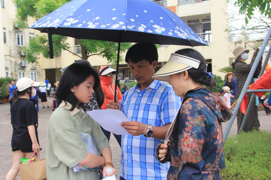 Anh Ngô Xuân Quang (huyện Kỳ Anh) động viên con gái sau buổi thi môn chuyên. Anh Ngô Xuân Quang (huyện Kỳ Anh) động viên con gái sau buổi thi môn chuyên.