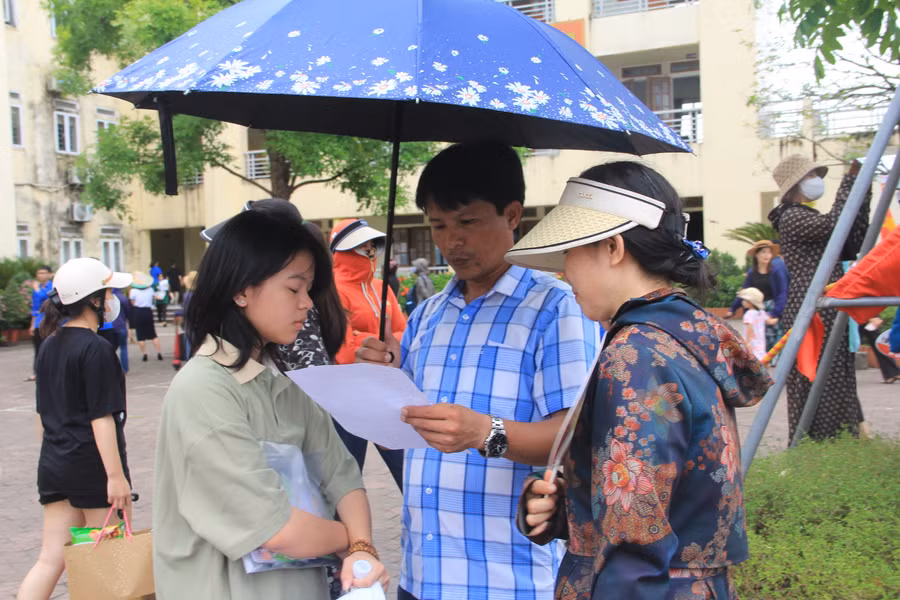 Anh Ngô Xuân Quang (huyện Kỳ Anh) động viên con gái sau buổi thi môn chuyên.