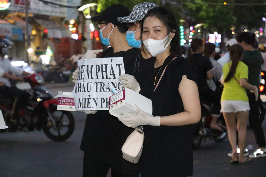 Các bạn trẻ Cần Thơ ra đường phát khẩu trang miễn phí.