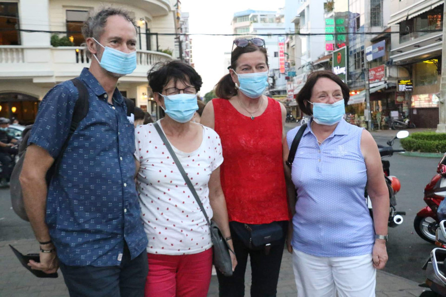 Người dân và du khách rất vui khi nhận khẩu trang y tế miễn phí.