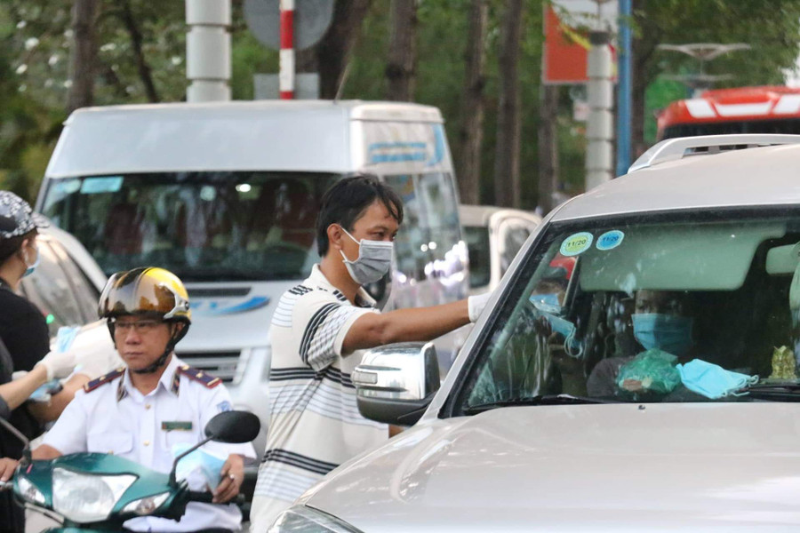 Tất cả đều nhiệt tình, trao tận tay từng chiếc khẩu trang.