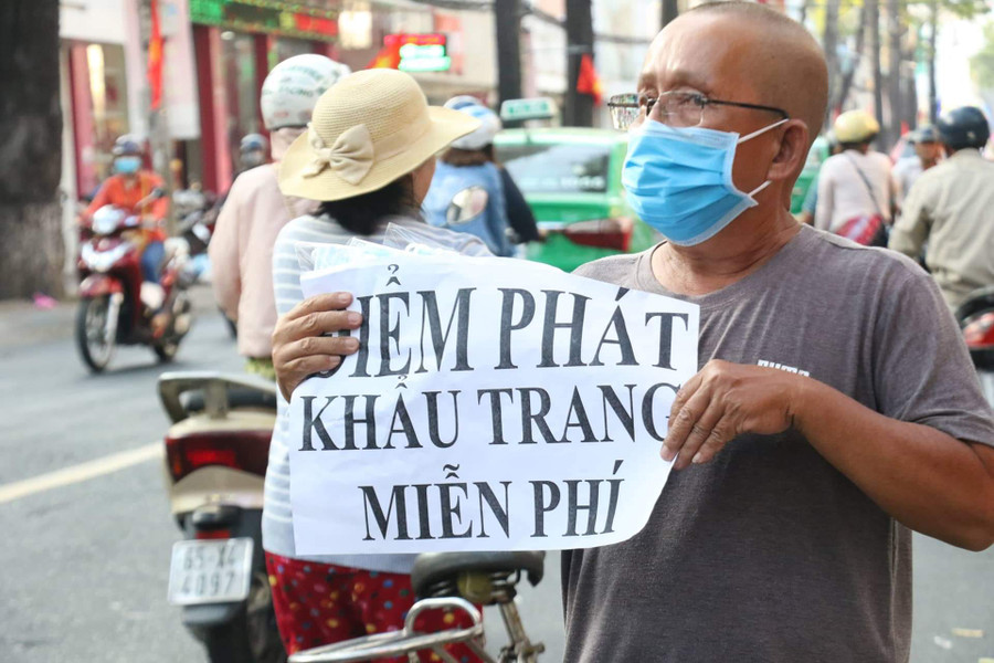 Cần Thơ: Hàng chục ngàn khẩu trang y tế miễn phí trao tay cho du khách và người dân