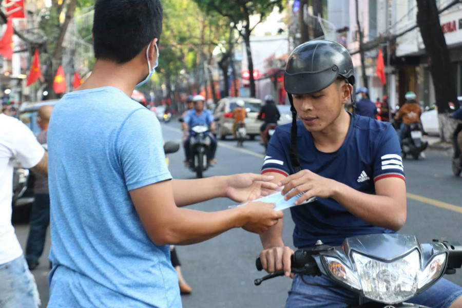 Khẩu trang y tế được phát tại nhiều tuyến đường.