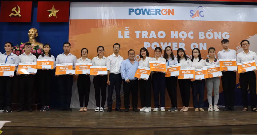 Niềm vui của sinh viên khi nhận học bổng