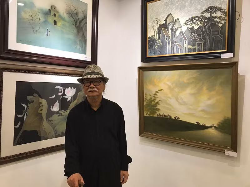 Họa sĩ Mai Long trong phòng tranh.