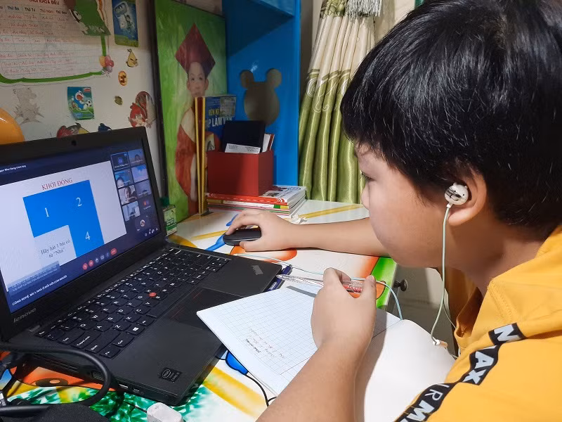 Học sinh TPHCM học trực tuyến để phòng chống dịch Covid-19. Ảnh: TG