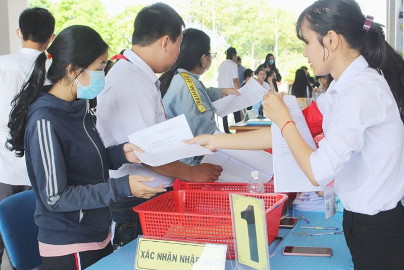 Tân sinh viên làm thủ tục tại bàn xác nhận nhập học. Ảnh minh họa