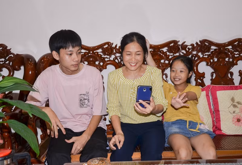 Những cuộc điện thoại hiếm hỏi của chồng là nguồn động viên duy nhất để cô giáo Trần Thị Thủy cảm thấy ấm lòng và yên tâm ở nhà chăm lo gia đình.