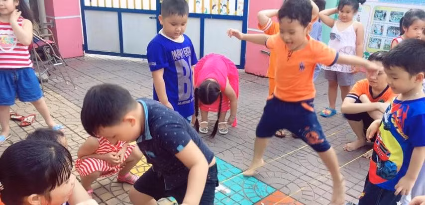 Trẻ có thể cải thiện kiến thức qua trò chơi dân gian. Ảnh minh hoạ.