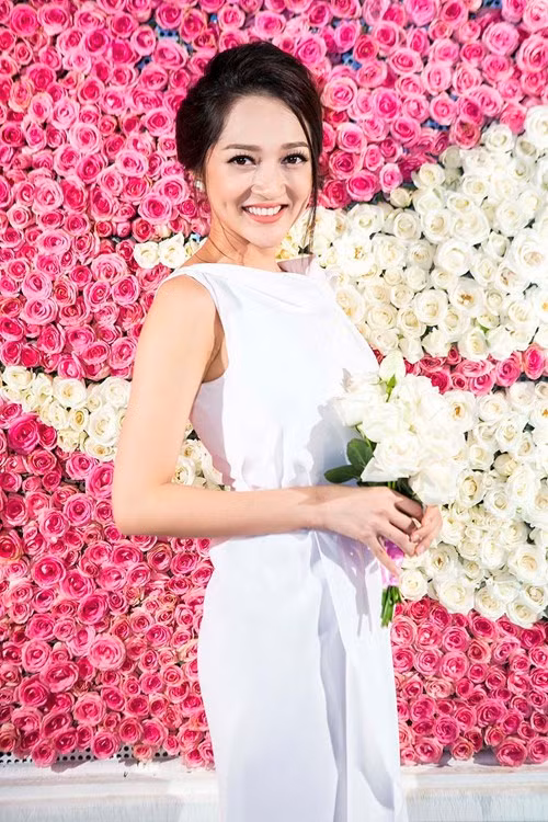 Bảo Anh, Uyên Linh khoe sắc giữa vườn hoa hồng khổng lồ - ảnh 1