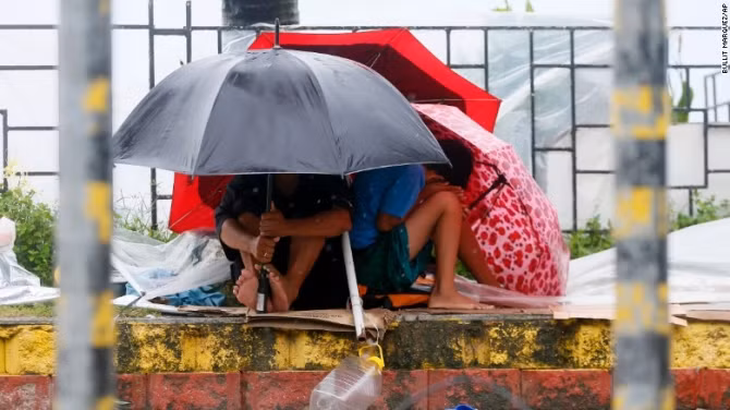 Chùm ảnh: Siêu bão Koppu khiến 20.000 người phải di tán - Ảnh 3