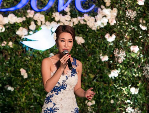 Bảo Anh, Uyên Linh khoe sắc giữa vườn hoa hồng khổng lồ - ảnh 9