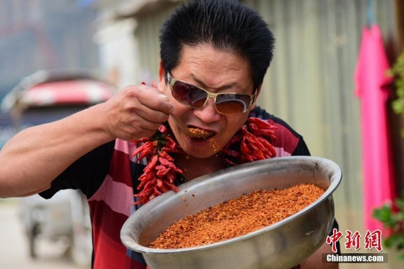 Người đàn ông ăn 2,5kg ớt cay mỗi ngày 1 Người đàn ông ăn 2,5kg ớt cay mỗi ngày 1