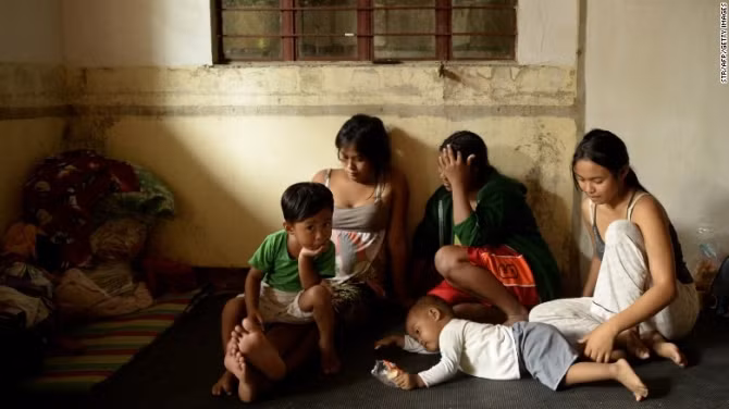 Chùm ảnh: Siêu bão Koppu khiến 20.000 người phải di tán - Ảnh 11