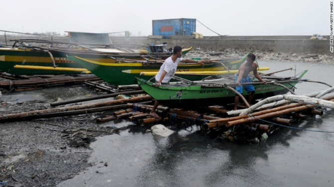 Chùm ảnh: Siêu bão Koppu khiến 20.000 người phải di tán - Ảnh 8