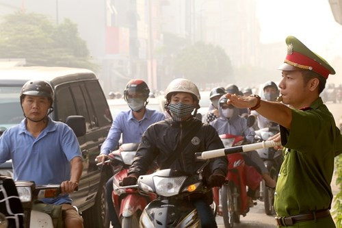 Cảnh sát cơ động xuống đường chống ùn tắc ở Hà Nội - ảnh 5