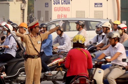 Cảnh sát cơ động xuống đường chống ùn tắc ở Hà Nội - ảnh 4