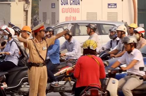 Cảnh sát cơ động xuống đường chống ùn tắc ở Hà Nội - ảnh 4