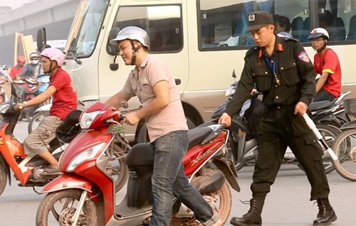 Cảnh sát cơ động xuống đường chống ùn tắc ở Hà Nội - ảnh 3