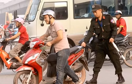 Cảnh sát cơ động xuống đường chống ùn tắc ở Hà Nội - ảnh 3