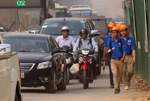 Cảnh sát cơ động xuống đường chống ùn tắc ở Hà Nội - ảnh 6