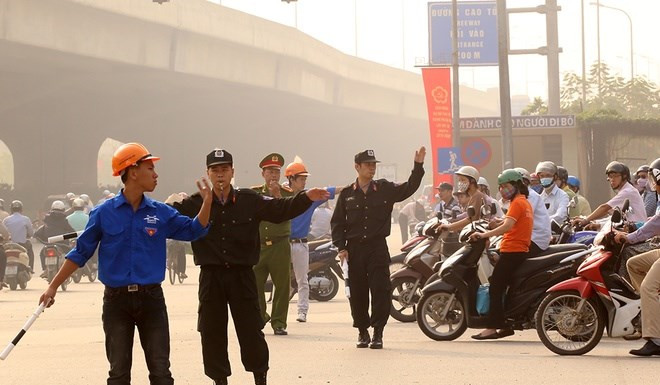 Cảnh sát Cơ động xuống đường chống ùn tắc ở Hà Nội