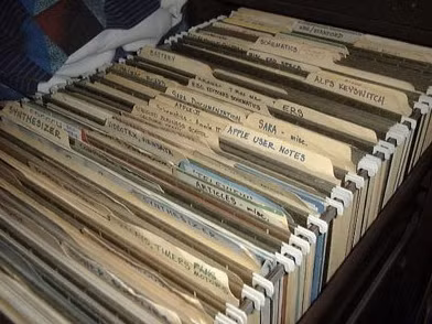 Những đống sổ sách tài liệu mà Sherry phải sắp xếp