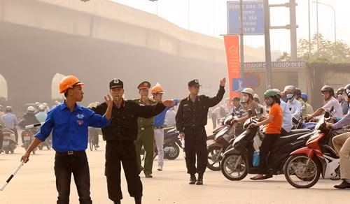 Cảnh sát cơ động xuống đường chống ùn tắc ở Hà Nội - ảnh 1