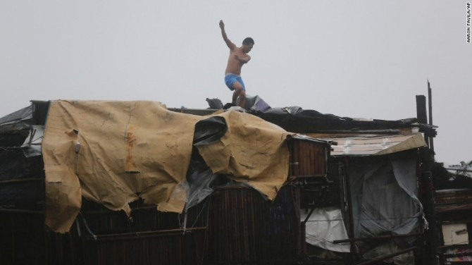 Chùm ảnh: Siêu bão Koppu khiến 20.000 người phải di tán - Ảnh 5