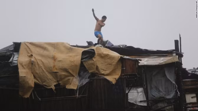 Chùm ảnh: Siêu bão Koppu khiến 20.000 người phải di tán - Ảnh 5