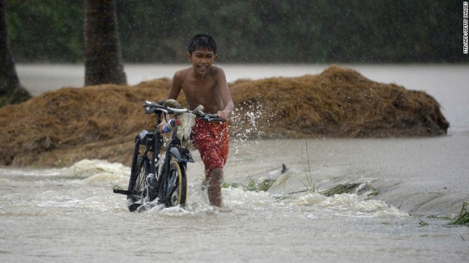 Chùm ảnh: Siêu bão Koppu khiến 20.000 người phải di tán - Ảnh 9