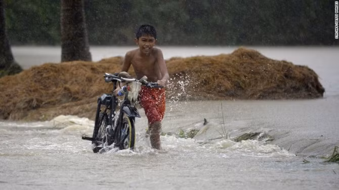 Chùm ảnh: Siêu bão Koppu khiến 20.000 người phải di tán - Ảnh 9