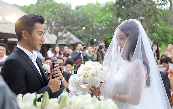 Cô dâu chú rể trao nhau những lời thề nguyện trước sự chứng kiến của gia đình, bạn bè. 5-nam-than-hoa-ngu-to-chuc-dam-cuoi-nhu-co-tich-4
