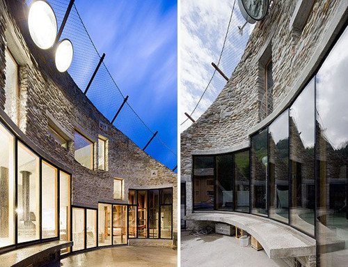 Các ô cửa được thiết kế với kích cỡ khác nhau mở ra khoảng sân rộng cũng là nơi lấy sáng chính của nhà. biet-thu-sieu-sang-duoi-long-dat-6