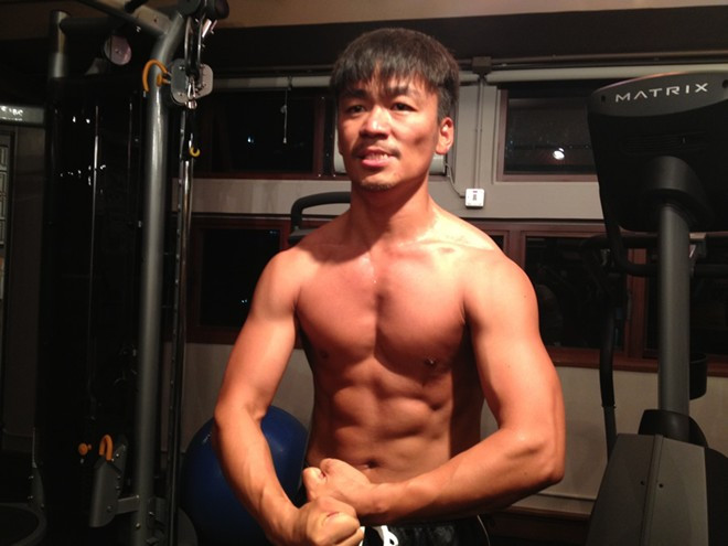 Nổi tiếng với vai trò là diễn viên hài nhưng ít ai biết rằng trút bỏ lớp áo, Vương Bảo Cường có một cơ thể cường tráng không thua gì đàn em trong showbiz. Anh từng được Chân Tử Đan huấn luyện về võ thuật khi tham gia Kungfu jungle. Mỹ nam châu Á khoe cơ bụng 6 múi