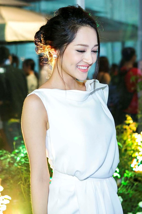 Bảo Anh, Uyên Linh khoe sắc giữa vườn hoa hồng khổng lồ - ảnh 3