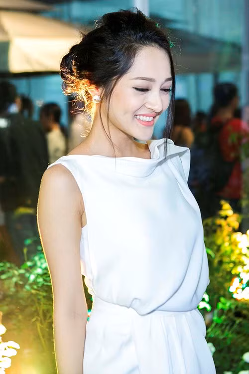 Bảo Anh, Uyên Linh khoe sắc giữa vườn hoa hồng khổng lồ - ảnh 3