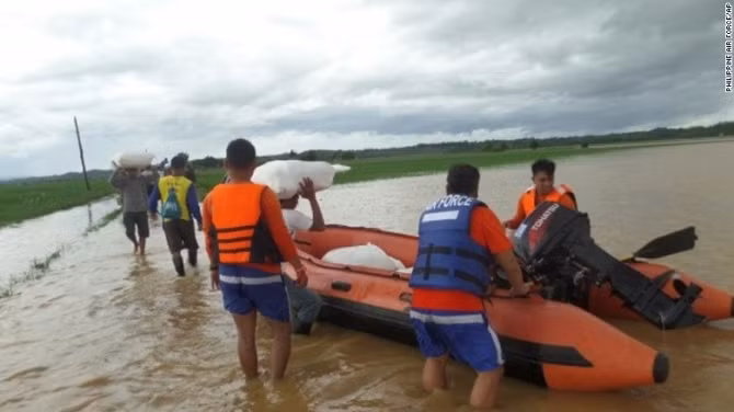 Chùm ảnh: Siêu bão Koppu khiến 20.000 người phải di tán - Ảnh 1
