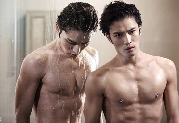 Có gương mặt baby nhưng Kim Jae Joong có thân hình khá nóng bỏng. Mỹ nam châu Á khoe cơ bụng 6 múi