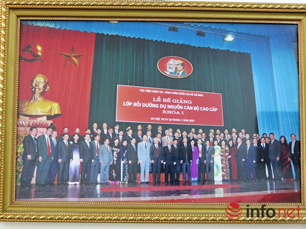 Ông Nguyễn Xuân Anh là 1 trong 67 học viên trong cả nước được Bộ Chính trị triệu tập tham dự Lớp bồi dưỡng dự nguồn cán bộ cao cấp khóa 1 nhằm chuẩn bị nhân sự cấp chiến lược cho nhiệm kỳ sắp tới. (Ảnh chụp lại từ ảnh lưu niệm treo trong nhà ông Nguyễn Xuân Anh)