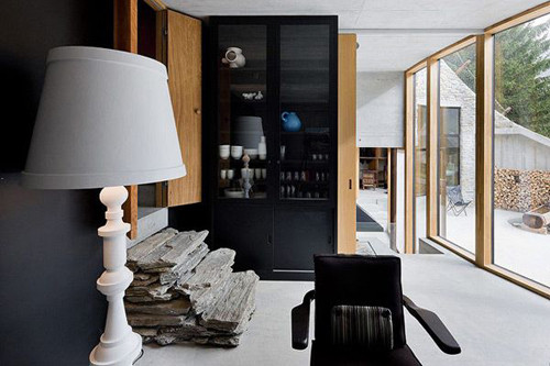 Ngôi nhà giống như cuộc chơi nghệ thuật của các kiến trúc sư với những mảng màu sắc nét. Thỉnh thoảng cũng có sự phá cách như các bậc thang giống đống củi dẫn lên sàn trên. biet-thu-sieu-sang-duoi-long-dat-5