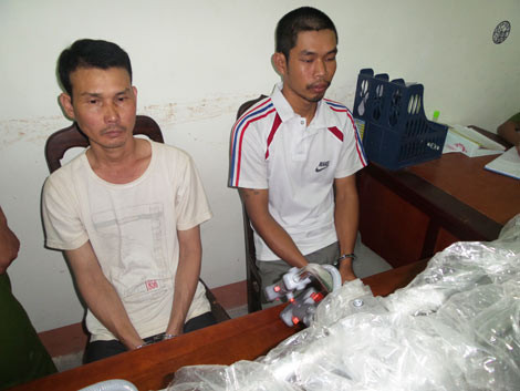 Hai đối tượng Phương và Thuyến cùng tang vật vụ án tại cơ quan điều tra.