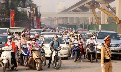 Cảnh sát cơ động xuống đường chống ùn tắc ở Hà Nội - ảnh 7