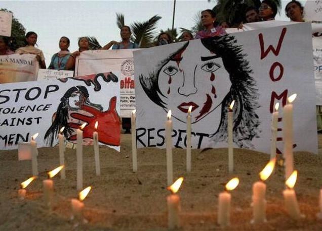 Người dân thắp nến tưởng niệm nạn nhân vụ hiếp dâm tập thể tại Delhi. Nguồn: Thehindu Người dân thắp nến tưởng niệm nạn nhân vụ hiếp dâm tập thể tại Delhi. Nguồn: Thehindu