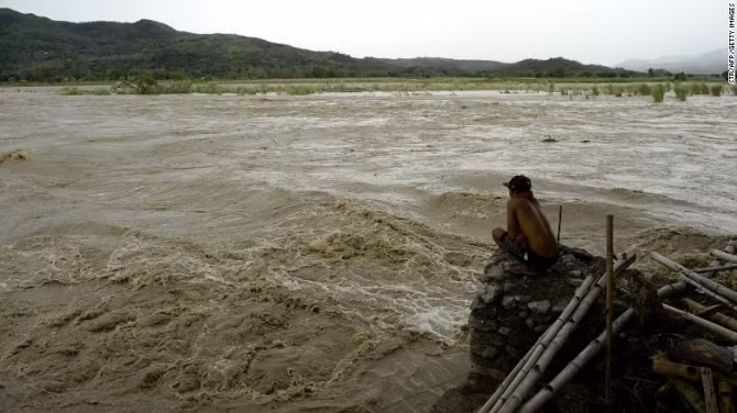 Chùm ảnh: Siêu bão Koppu khiến 20.000 người phải di tán - Ảnh 10