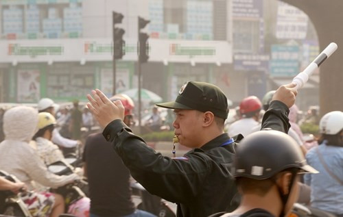 Cảnh sát cơ động xuống đường chống ùn tắc ở Hà Nội - ảnh 2