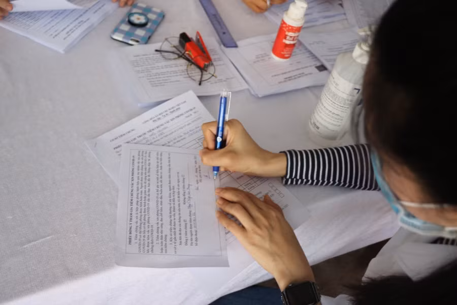 Ký cam kết tiêm vaccine phòng Covid-19.